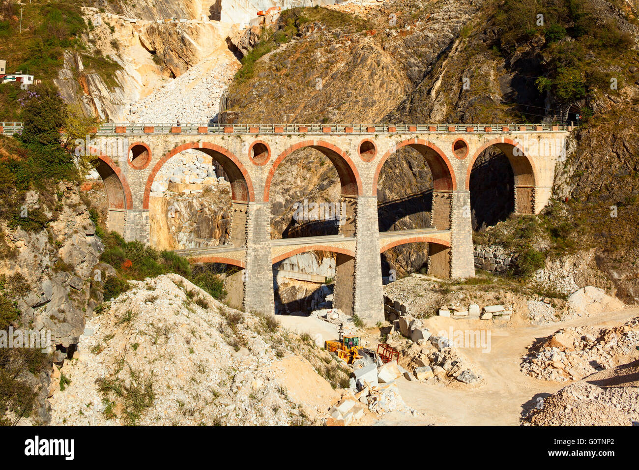Puente en una cueva del mármol de carrara Foto de stock