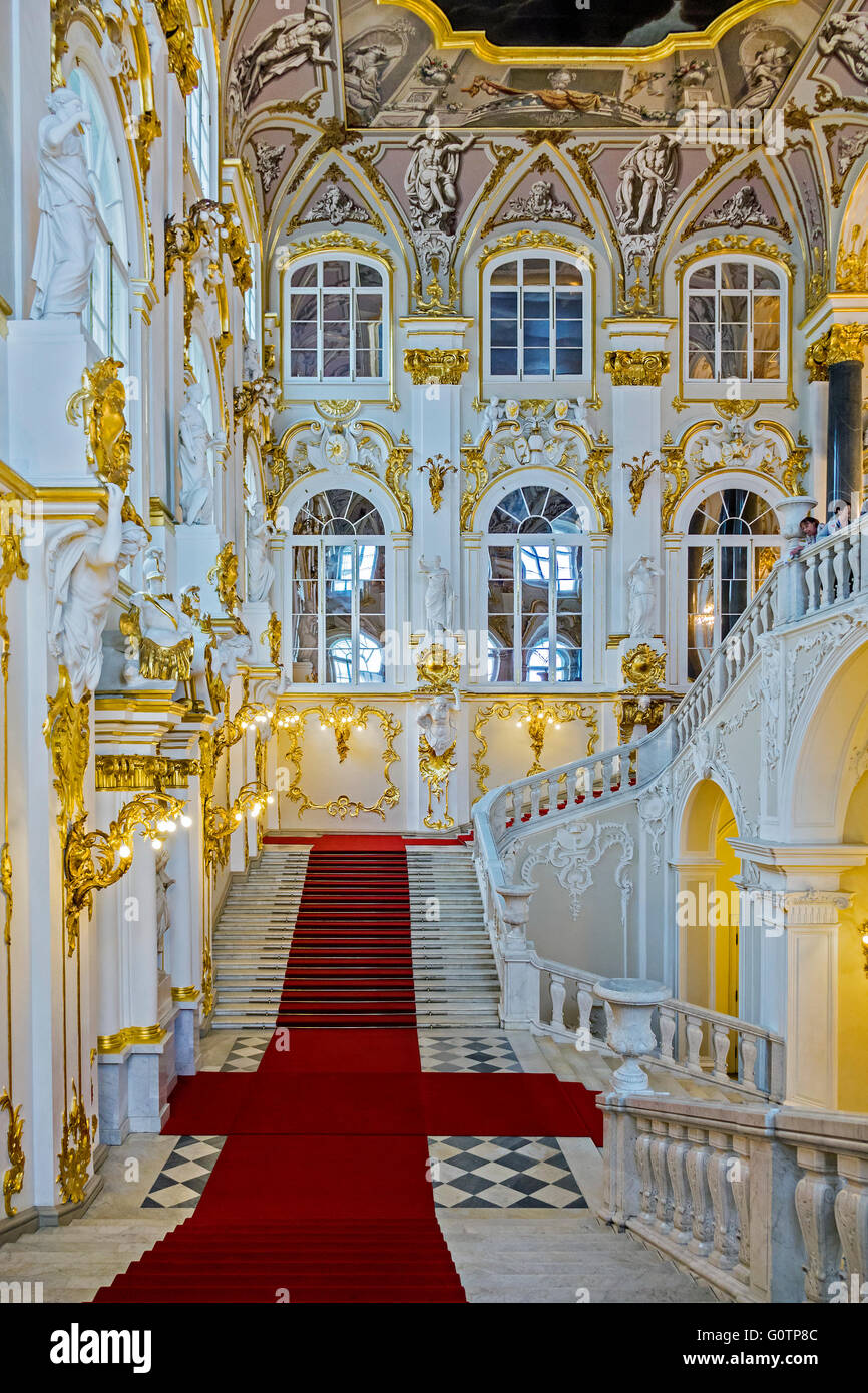 La escalera principal del Palacio de Invierno en San Petersburgo en Rusia Foto de stock