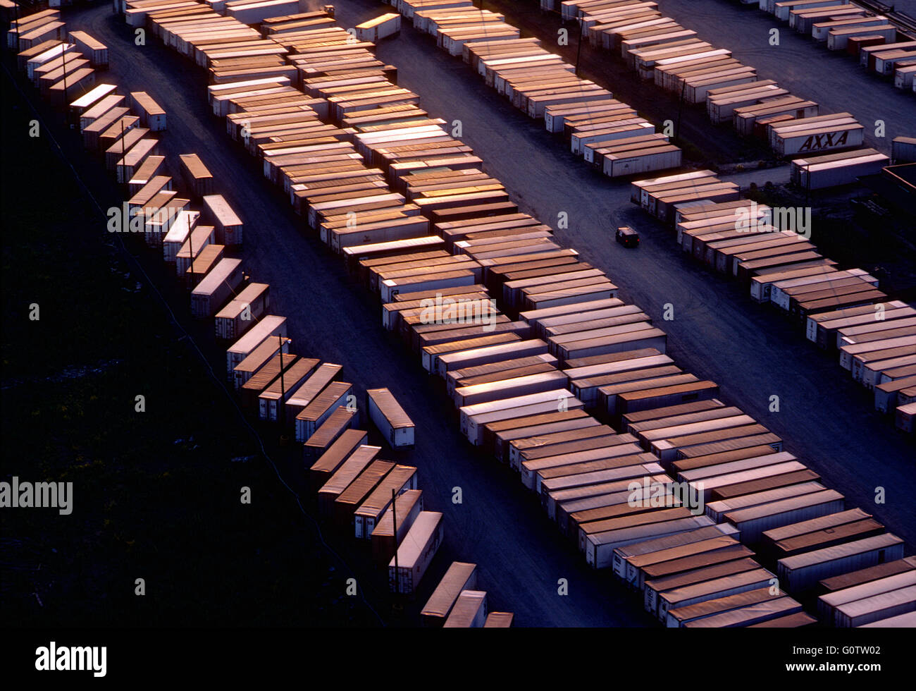 Puesta de sol vista aérea de filas de tráileres alineadas en el almacén de envío Foto de stock