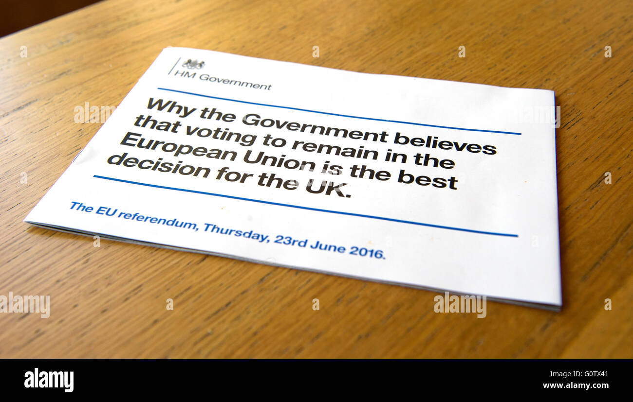 Folleto del Gobierno británico exponiendo sus razones para permanecer en la Unión Europea antes de la votación nacional el 23 de junio de 2016 Foto de stock