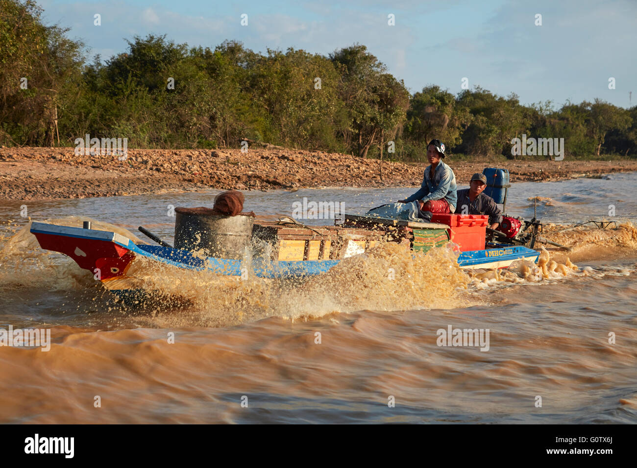 Bote de cola larga cerca del puerto de Chong Khneas, Río Siem Reap, cerca del Lago Tonle Sap y Siem Reap, Camboya Foto de stock