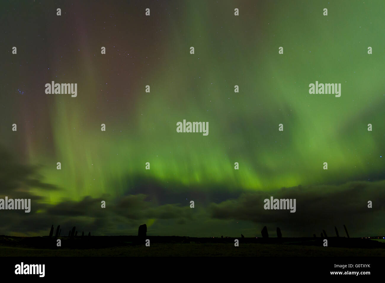 Anillo de Brodgar bajo una aurora boreal Foto de stock