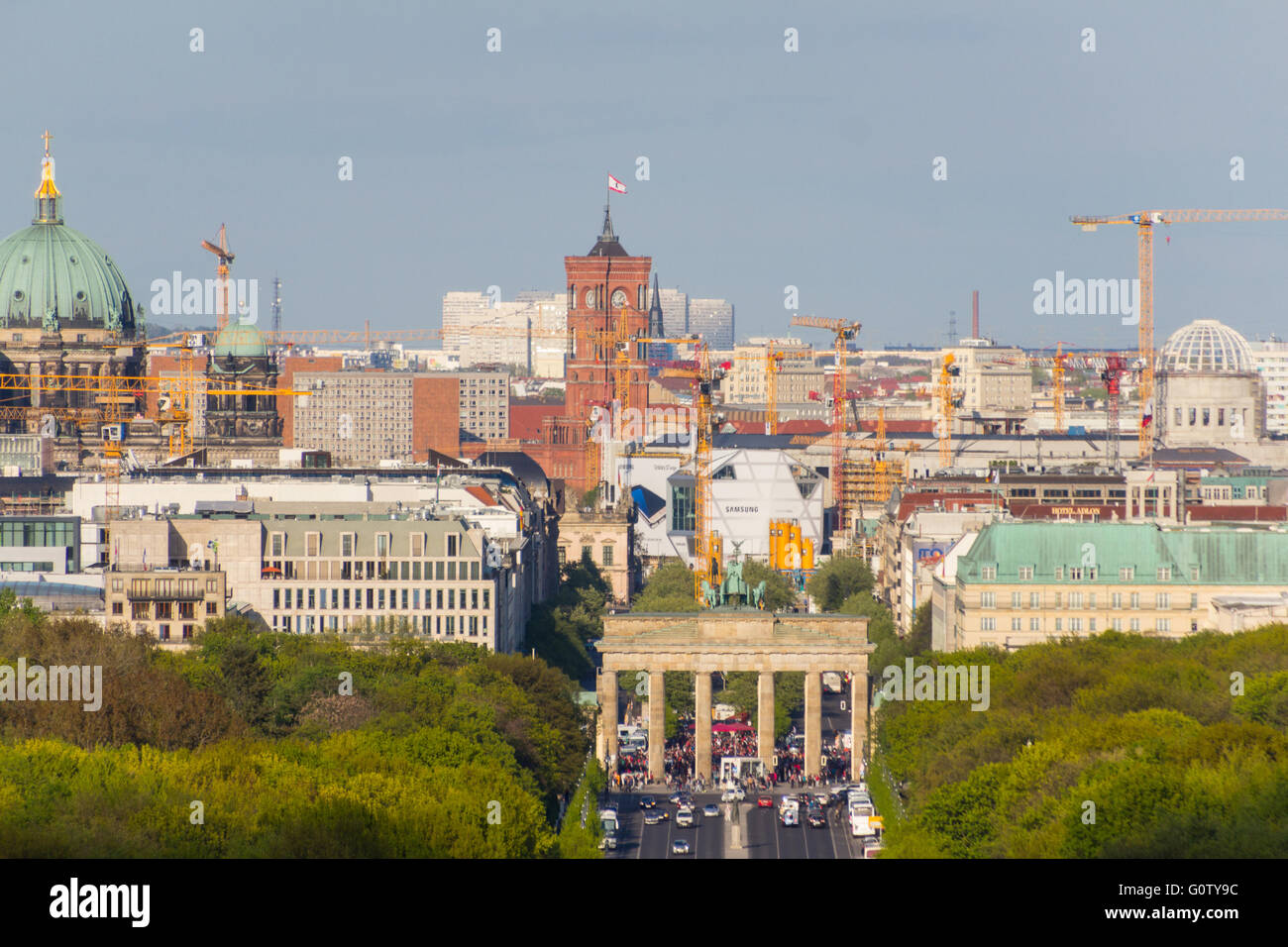 Horizonte de Berlín a través de la puerta de Brandenburgo (Brandenburger Tor) Foto de stock