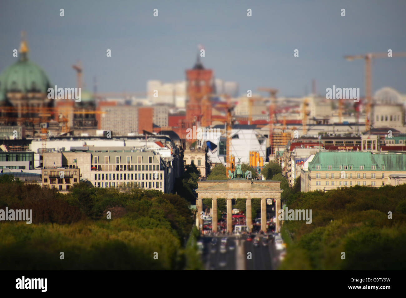 El horizonte de la ciudad de Berlín, la puerta de Brandenburgo y el ayuntamiento rojo - cambio de inclinación Foto de stock