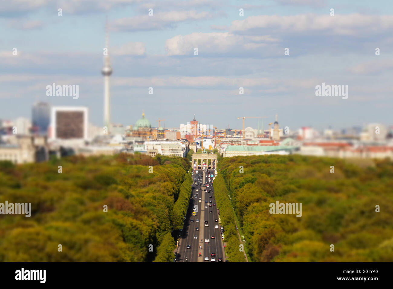 El horizonte de la ciudad de Berlín a través de la puerta de Brandenburgo - cambio de inclinación Foto de stock