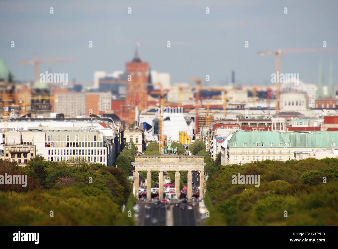 El horizonte de la ciudad de Berlín, la puerta de Brandenburgo y el ayuntamiento rojo - cambio de inclinación Foto de stock
