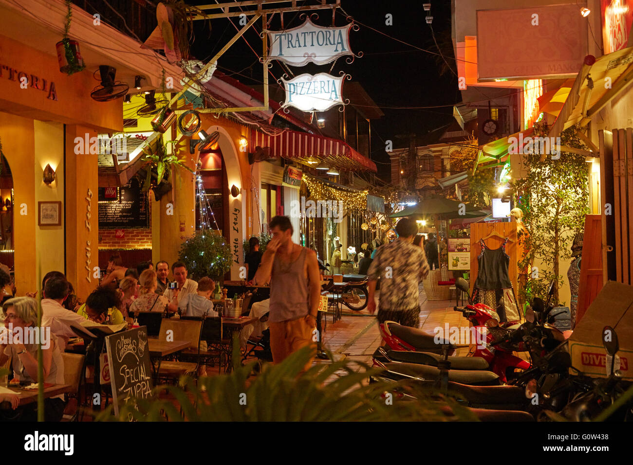 Pubs y Restaurantes en el Callejón del Oeste, Siem Reap, Camboya Foto de stock