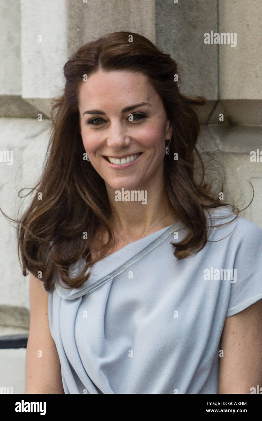 Londres. En el Reino Unido. El 4 de mayo de 2016. La duquesa de Cambridge realiza su primera participación como Patrono de la Anna Freud Center por asistir a un almuerzo recepción apoyando el desarrollo de un nuevo centro de excelencia para la salud mental de los niños. Crédito: © Londres pix/Alamy Live News Foto de stock