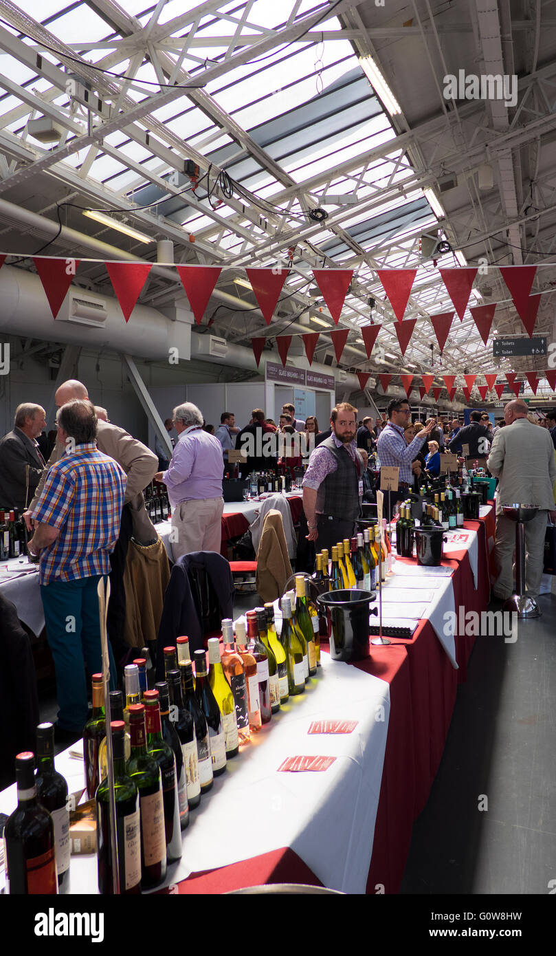 Londres, Reino Unido. 4 de mayo de 2016. Visitantes y expositores en el 2016 el comercio London Wine Fair en Kensington Olympia 4/5/2016 Crédito: Theodore liasi/Alamy Live News Foto de stock