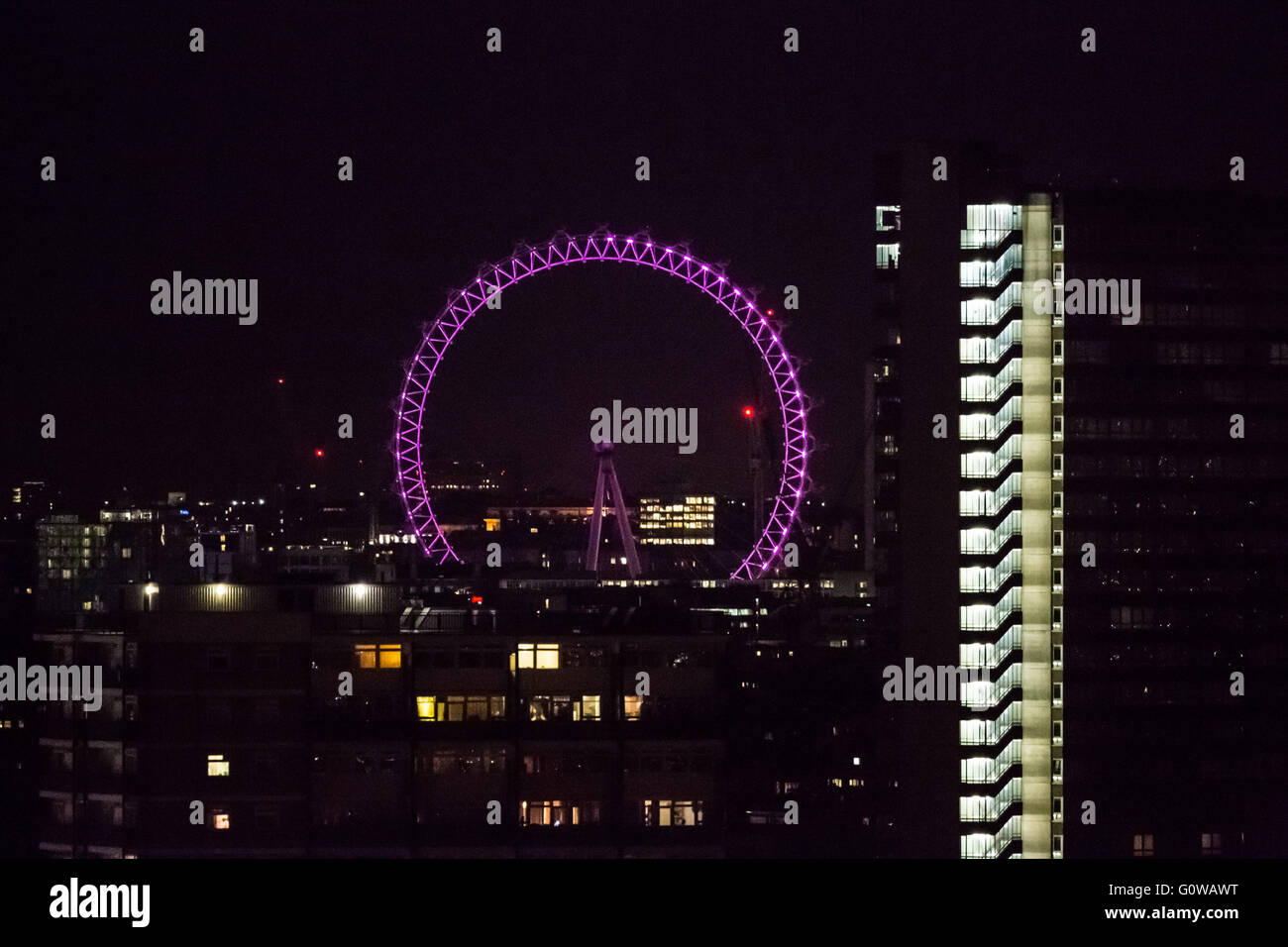 Londres, Reino Unido. 4 de mayo de 2016. Las elecciones a la alcaldía Iluminación: London Eye va rosado en la víspera de la jornada electoral. Crédito: Guy Corbishley/Alamy Live News Foto de stock