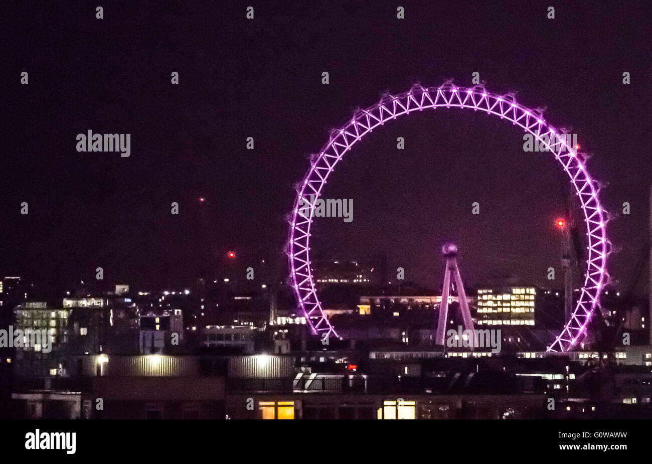 Londres, Reino Unido. 4 de mayo de 2016. Las elecciones a la alcaldía Iluminación: London Eye va rosado en la víspera de la jornada electoral. Crédito: Guy Corbishley/Alamy Live News Foto de stock
