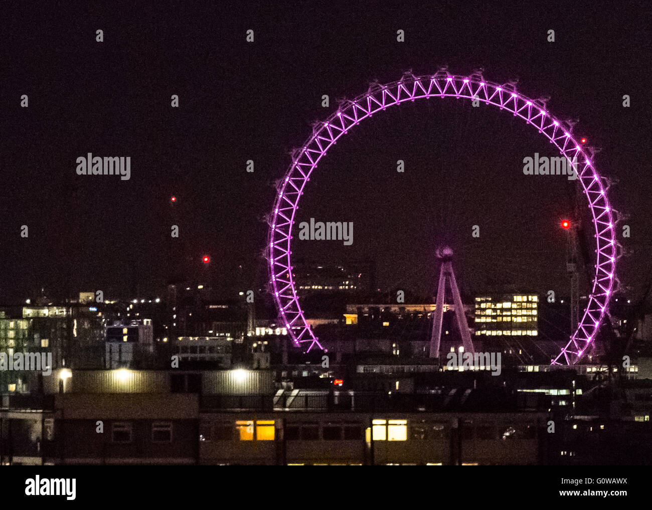 Londres, Reino Unido. 4 de mayo de 2016. Las elecciones a la alcaldía Iluminación: London Eye va rosado en la víspera de la jornada electoral. Crédito: Guy Corbishley/Alamy Live News Foto de stock