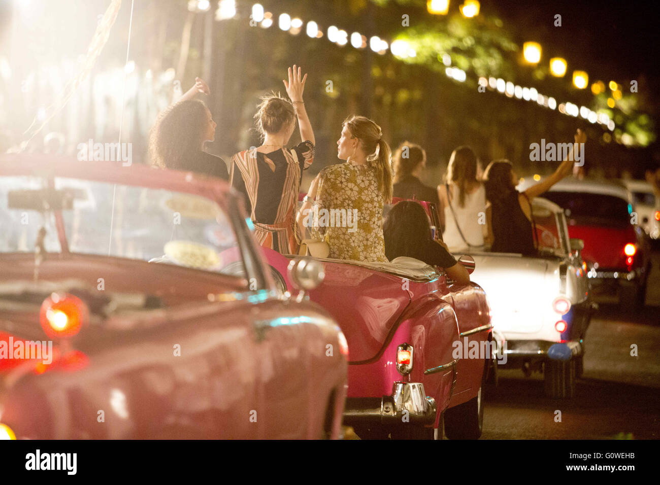 La Habana, Cuba, Cuba. mayo de 2016. La gente salga del espectáculo ''con estilo'', en el Paseo del Prado, calle La Habana, Cuba, a bordo de un descapotables clásicos