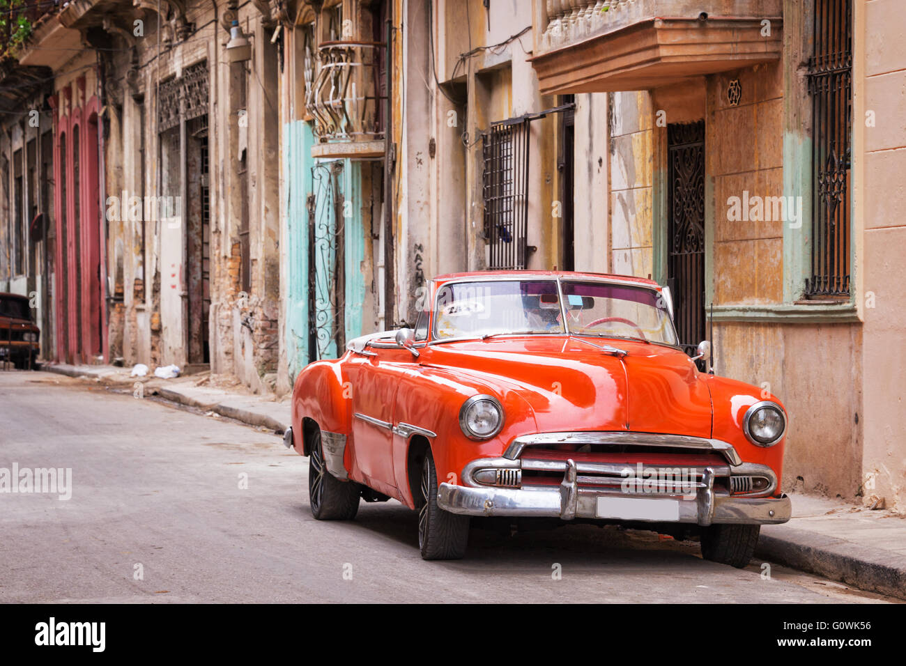 Vintage clásico coche americano en una calle de La Habana Vieja, Cuba Foto de stock