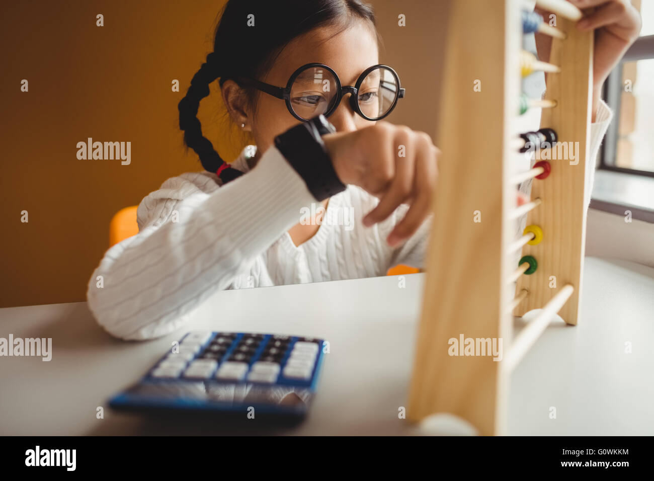 Escolar Mediante Una Regla Fotograf a De Stock Alamy