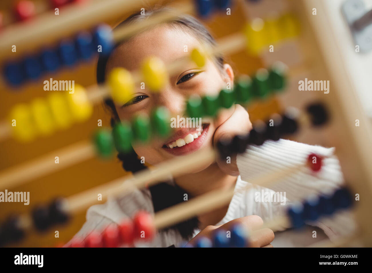 Escolar Mediante Una Regla Fotograf a De Stock Alamy