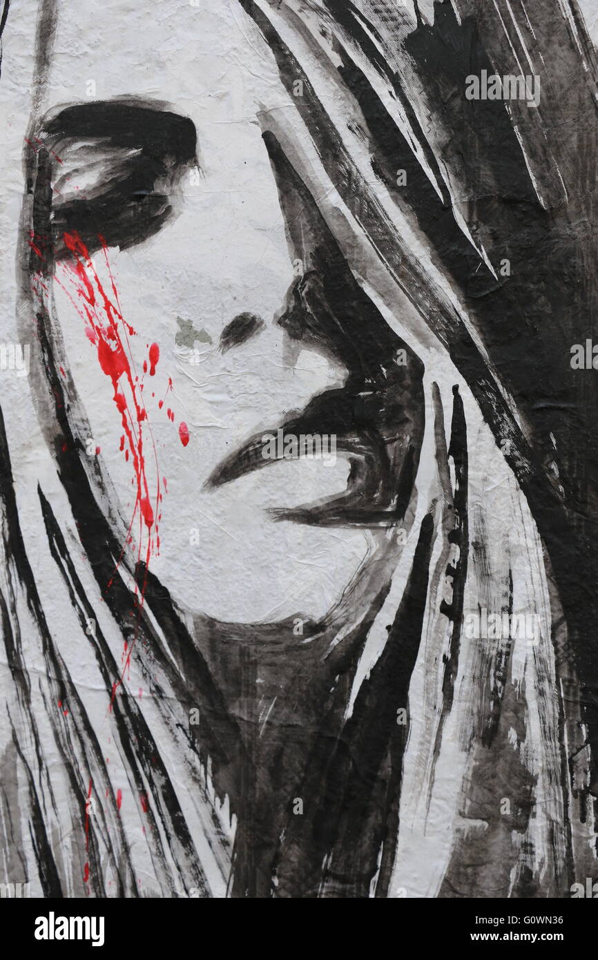 Arte callejero en París que representa una triste mujer llorando sangre  Fotografía de stock - Alamy