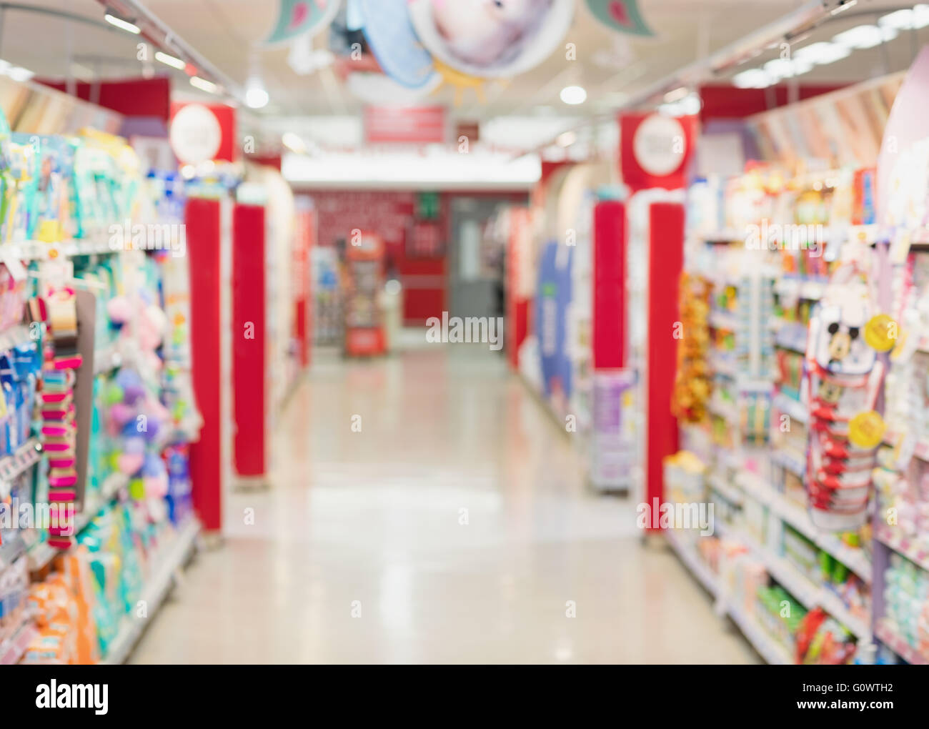 Vista de las estanterías de los supermercados Foto de stock