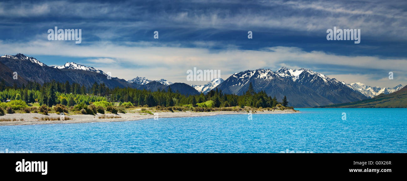 Panorama de montaña y cielo azul turquesa del lago Foto de stock