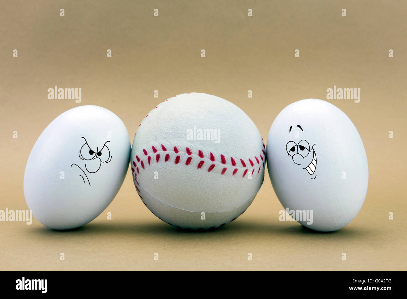 Dos huevos mirada perdida en una pelota de béisbol Foto de stock