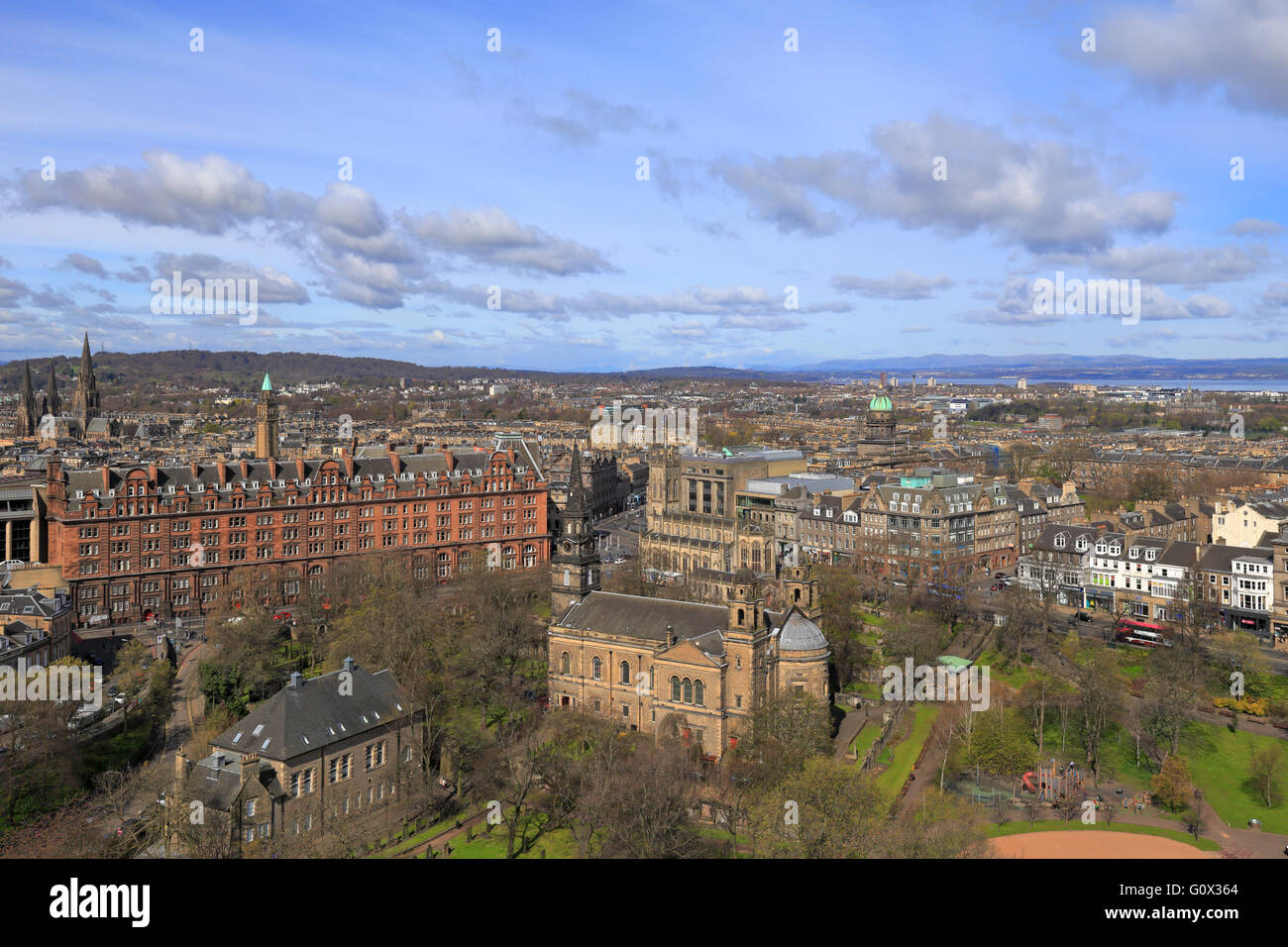 De la iglesia de St Cuthbert's desde el Castillo de Edimburgo, Escocia, Reino Unido. Foto de stock