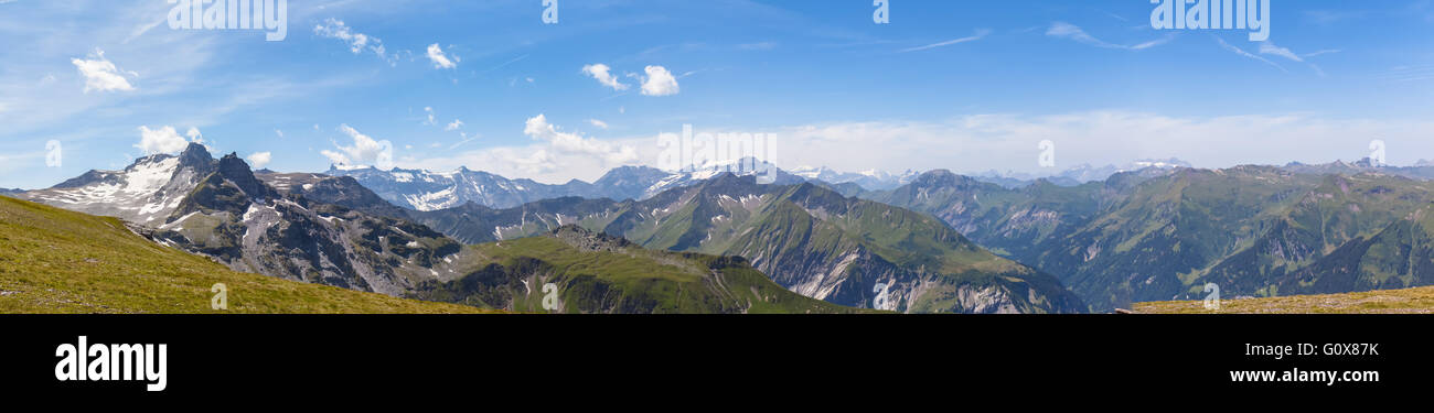 Vista panorámica de los Alpes de Suiza oriental en la ruta de senderismo, cantón de San Gallen. Foto de stock
