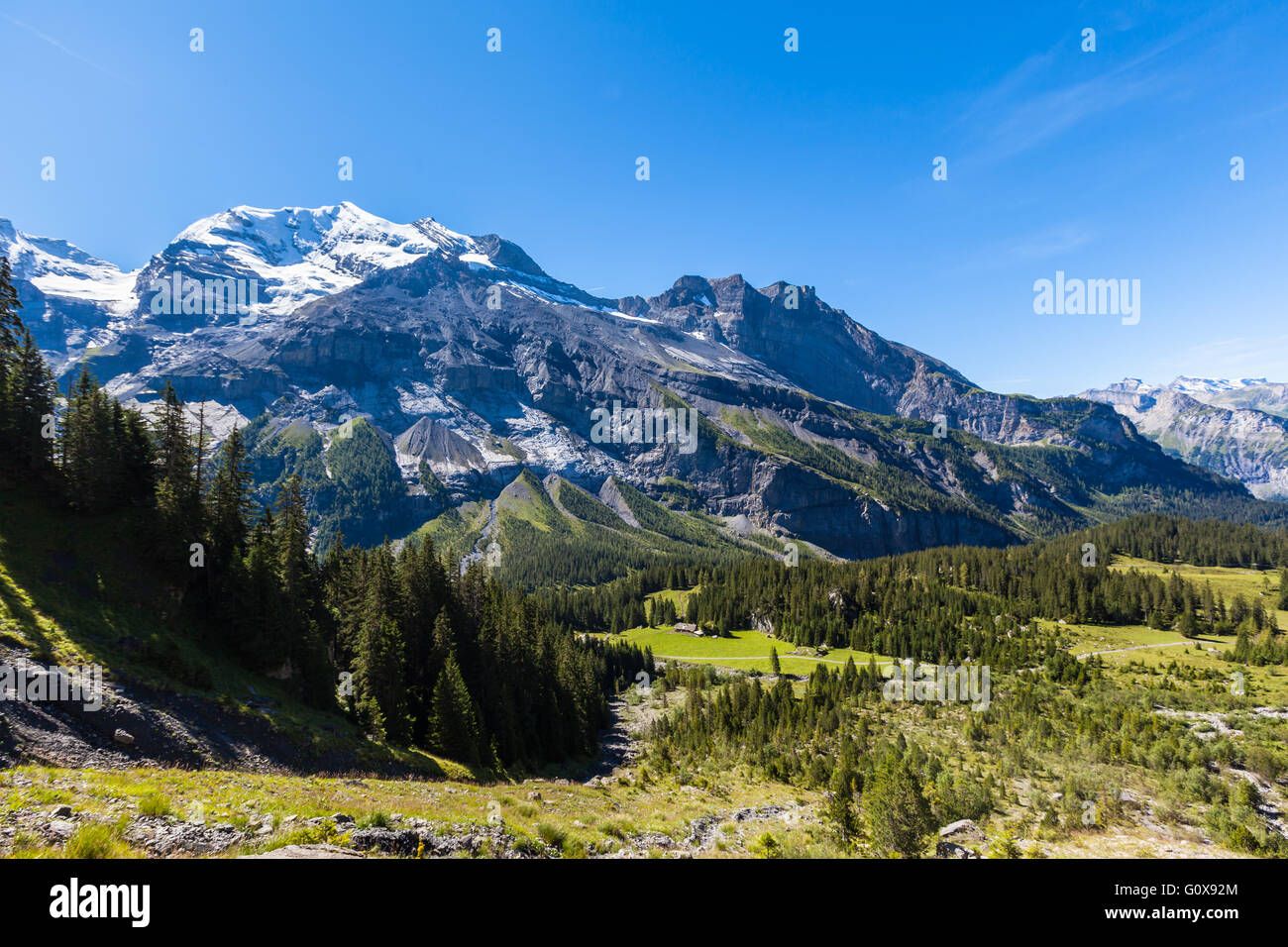 Impresionante vista de Bluemlisalp y Frundenhorn Oeschinen arriba Oeschinensee (lago), Alpes Suizos en el Oberland bernés. Foto tomada en Foto de stock