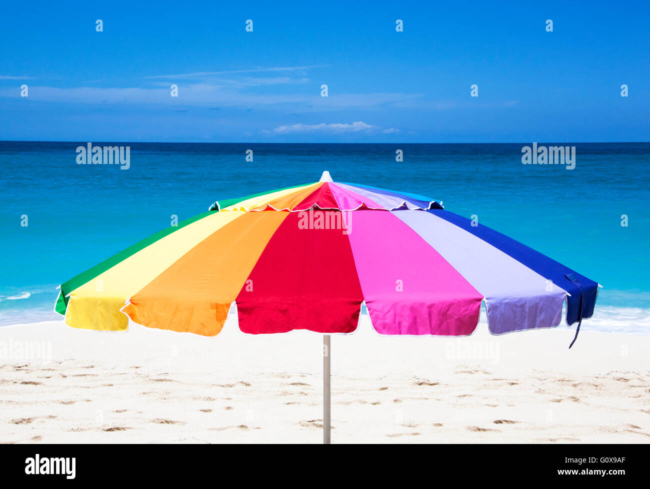 Playa grande sombrilla fotografiado desde abajo en el verano durante las  vacaciones en el mar Fotografía de stock - Alamy
