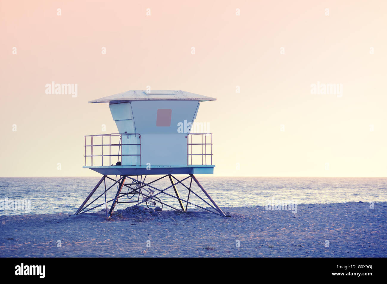 Cuarzo rosa y serenidad tonos imagen de una torre de socorrista al atardecer en Santa Bárbara, EE.UU.. Foto de stock