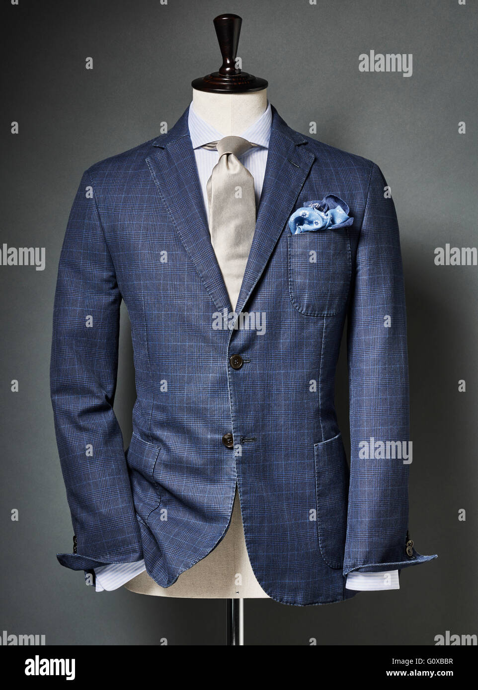 Traje de color azul con corbata y pañuelo en busto en studio Fotografía de  stock - Alamy