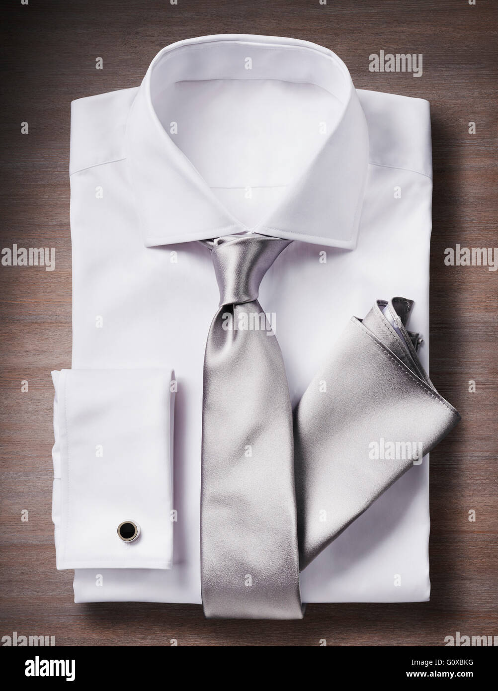 Camisa blanca con una corbata, pañuelo y de Foto de estudio sobre fondo de madera Fotografía stock - Alamy