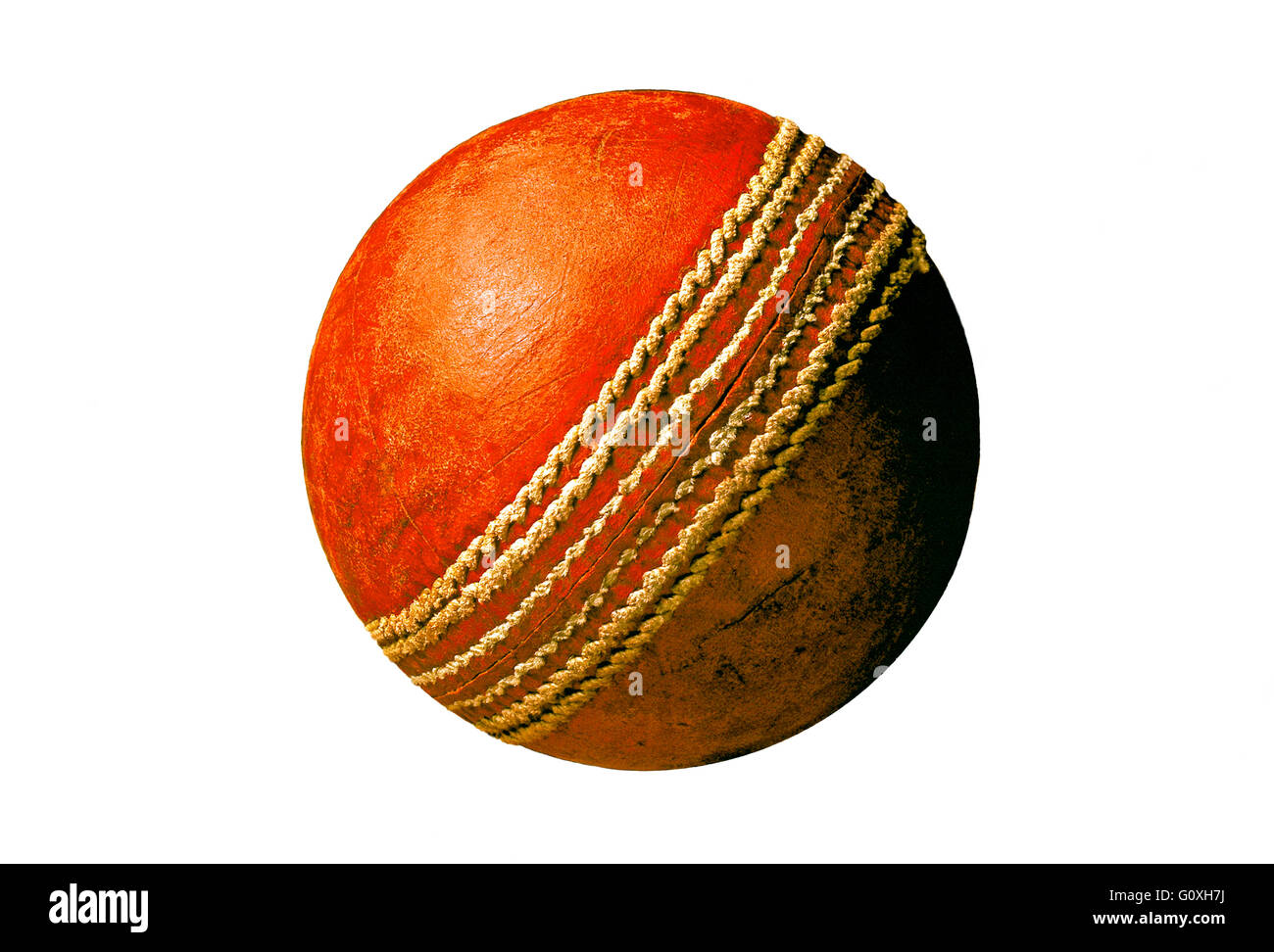 Bola de cricket viejos y usados de cuero rojo bola de críquet Foto de stock