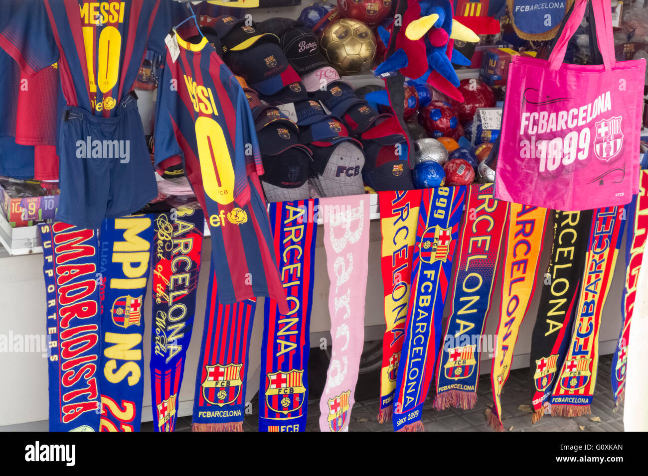 Bufandas camisetas y gorras a la venta fuera del FC Barcelona, España Foto de stock