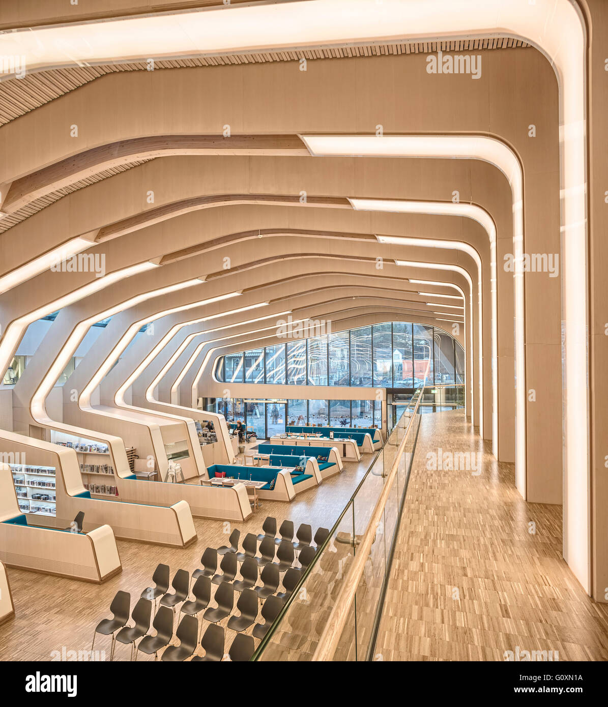 El gran edificio público comunal, la Vennesla, Biblioteca, cafetería⌐, lugar de encuentro y espacio administrativo en la plaza del pueblo. Interior. Foto de stock