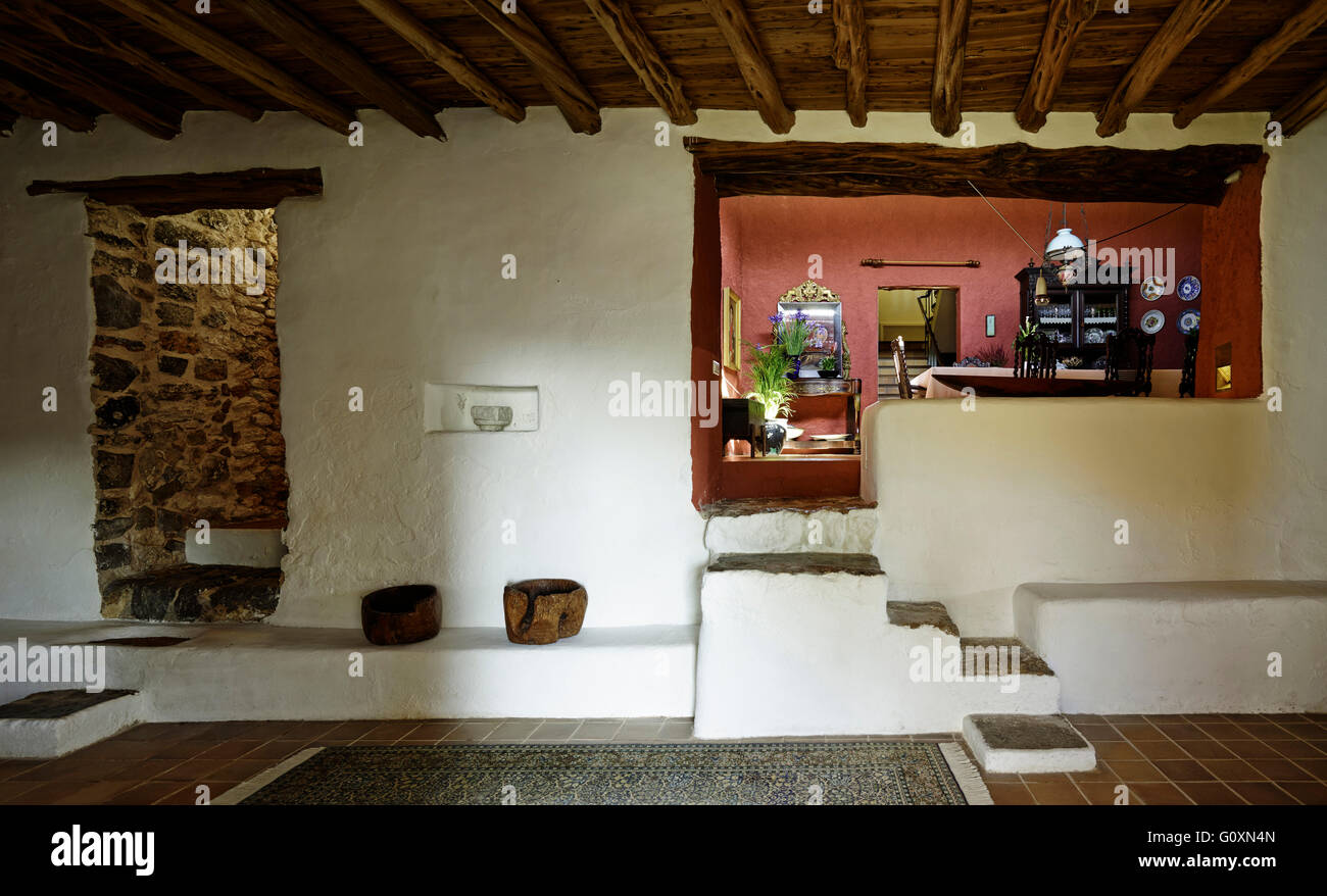 Casa de campo en Ibiza. Villa de estilo rústico, con techos de vigas de madera y paredes encaladas. Foto de stock