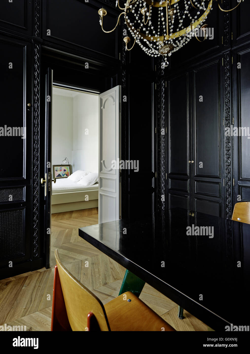 Negro, armario empotrado con una vista parcial de la habitación Fotografía  de stock - Alamy