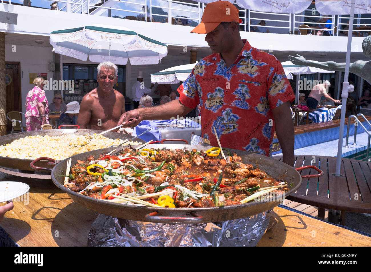 el chef de VIAJES DE CRUCERO dh sirve un buffet de cruceros a bordo al aire  libre comida a bordo del camarero Fotografía de stock - Alamy