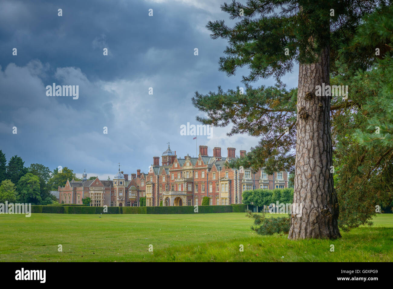 Nubes de tormenta se reúnen en la residencia de la Reina en Norfolk, Sandringham House Foto de stock