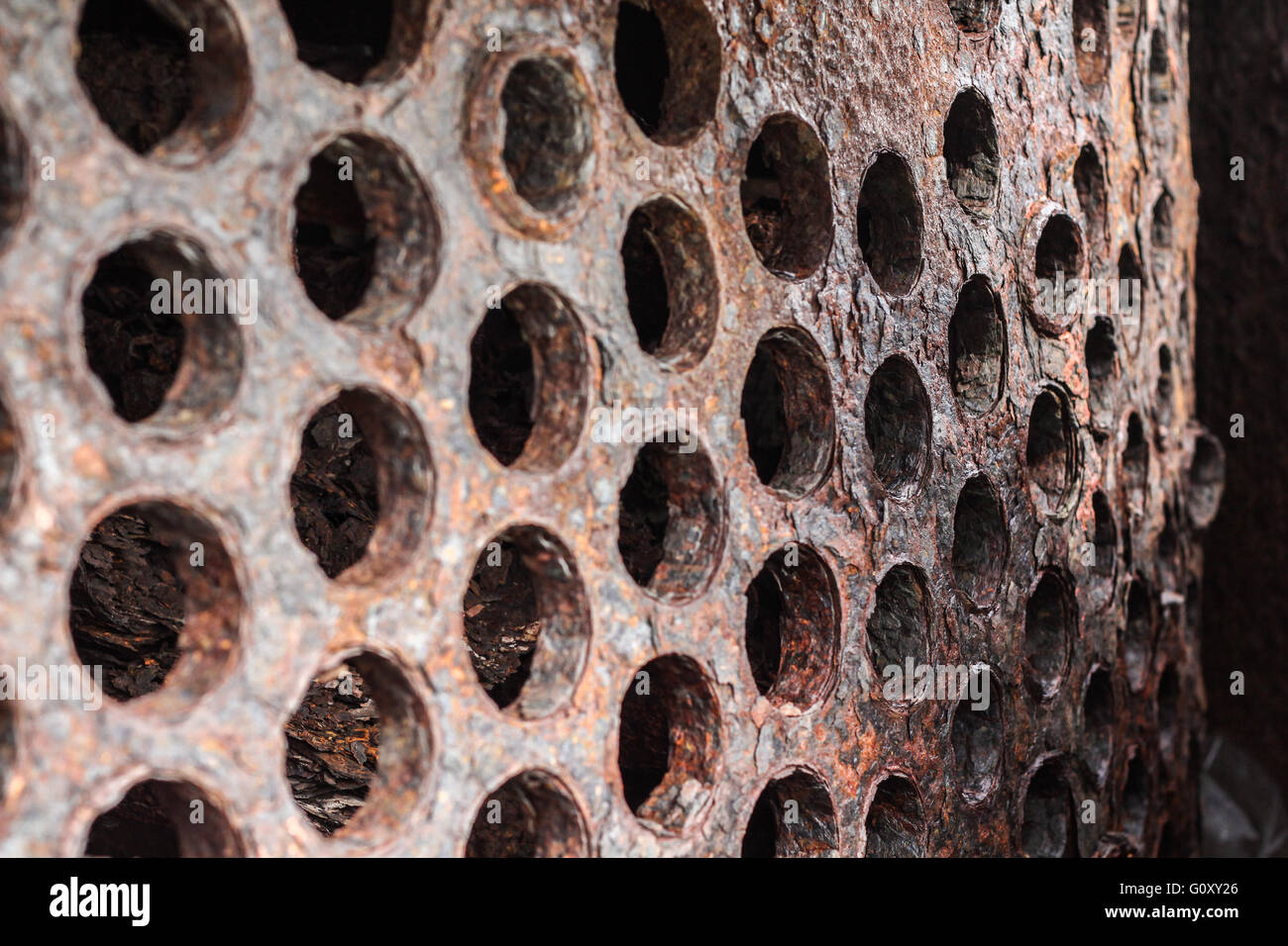 Cavidades rústicas. Parte de un pilar de hierro Foto de stock