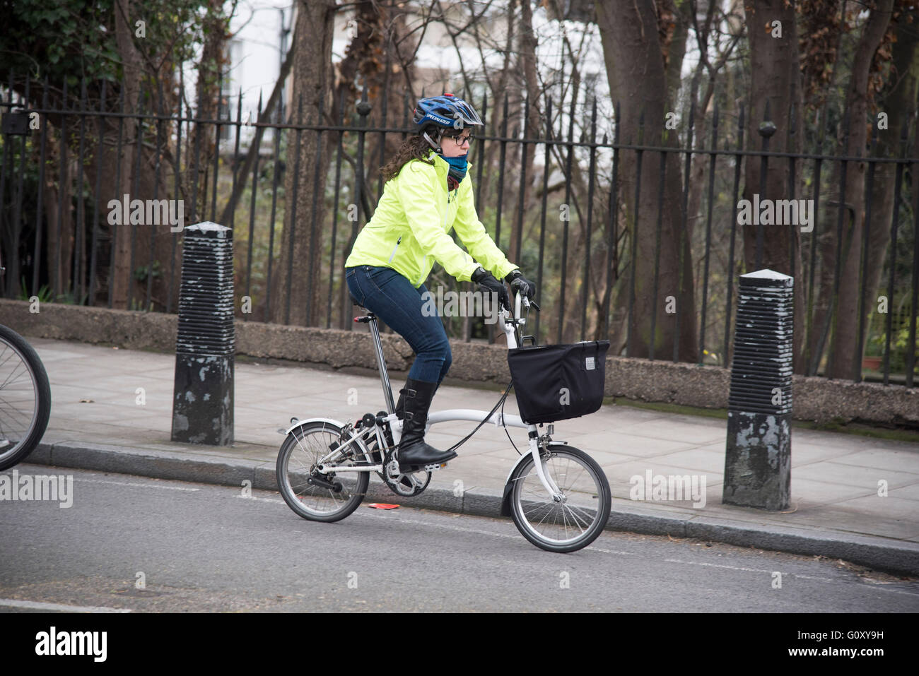 Ciclismo ciclista pedal commuter en bicicleta al trabajo Foto de stock