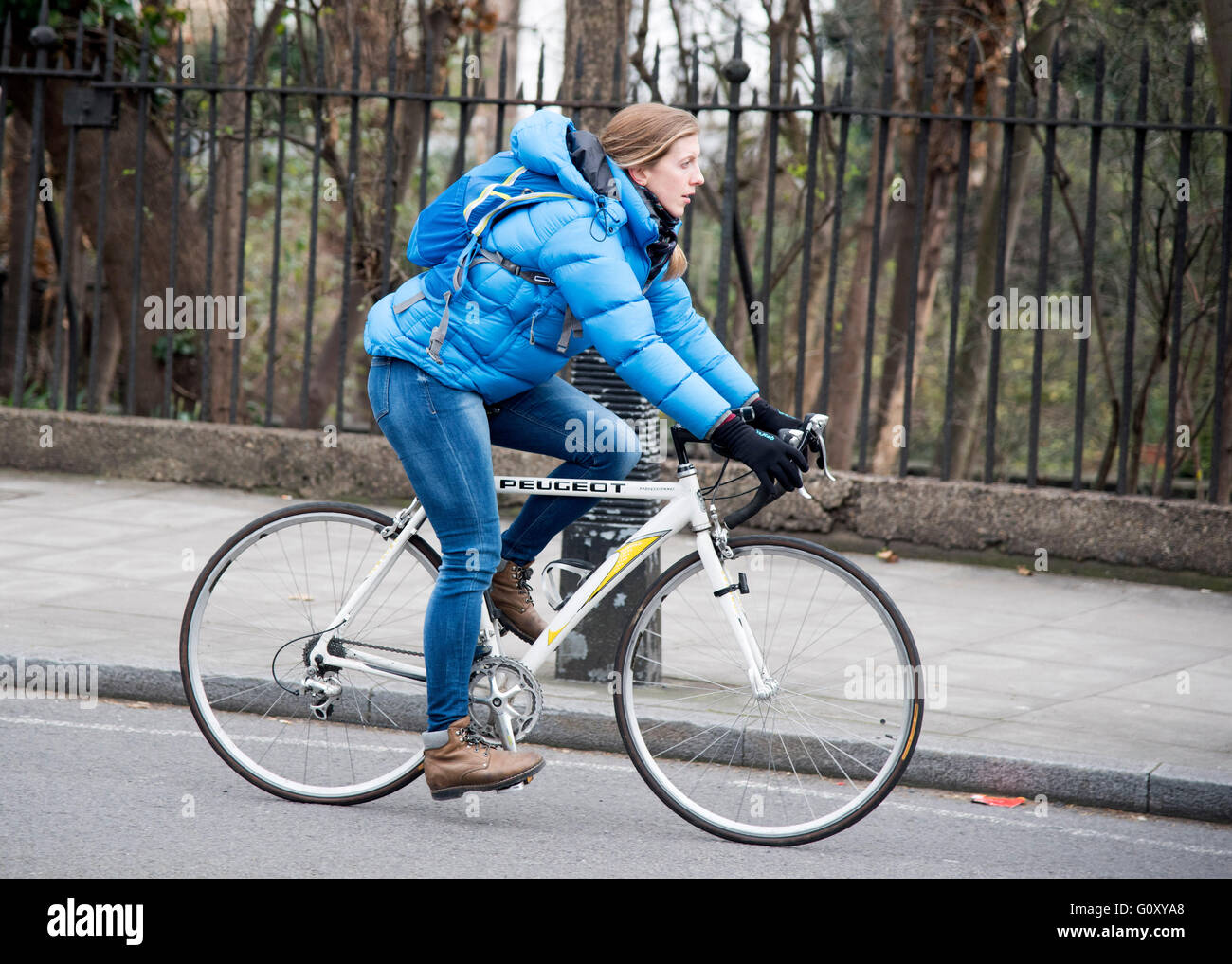 Ciclismo ciclista pedal commuter en bicicleta al trabajo Foto de stock