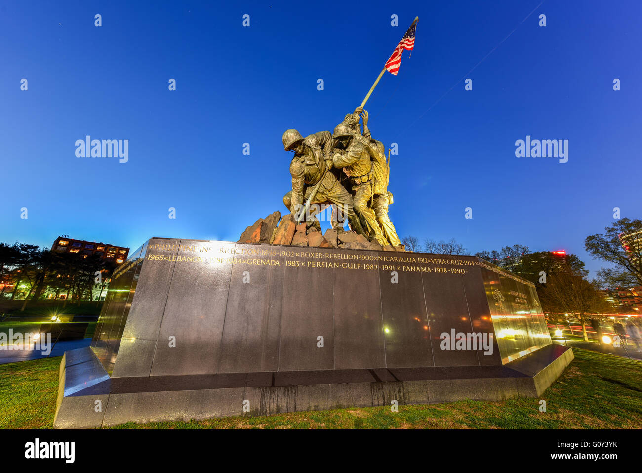 La Infantería de Marina de los Estados Unidos War Memorial representando la bandera en Iwo Jima al anochecer. Foto de stock