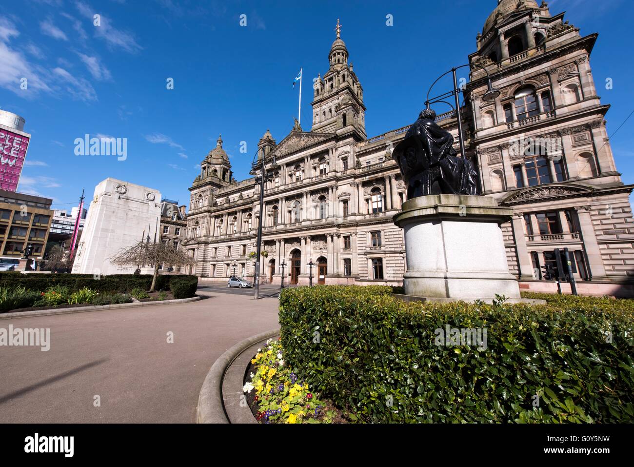 George Square y Glasgow City Chambers tumbarse al sol de primavera. Foto de stock