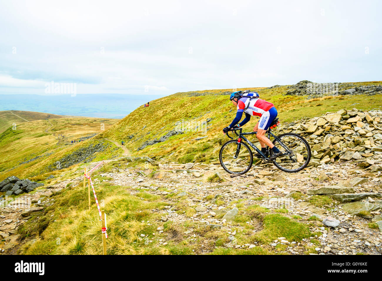 Rider Ingleborough descendente en el 2015 Tres Picos ciclocross raza, un evento anual sobre tres montañas Yorkshire Foto de stock