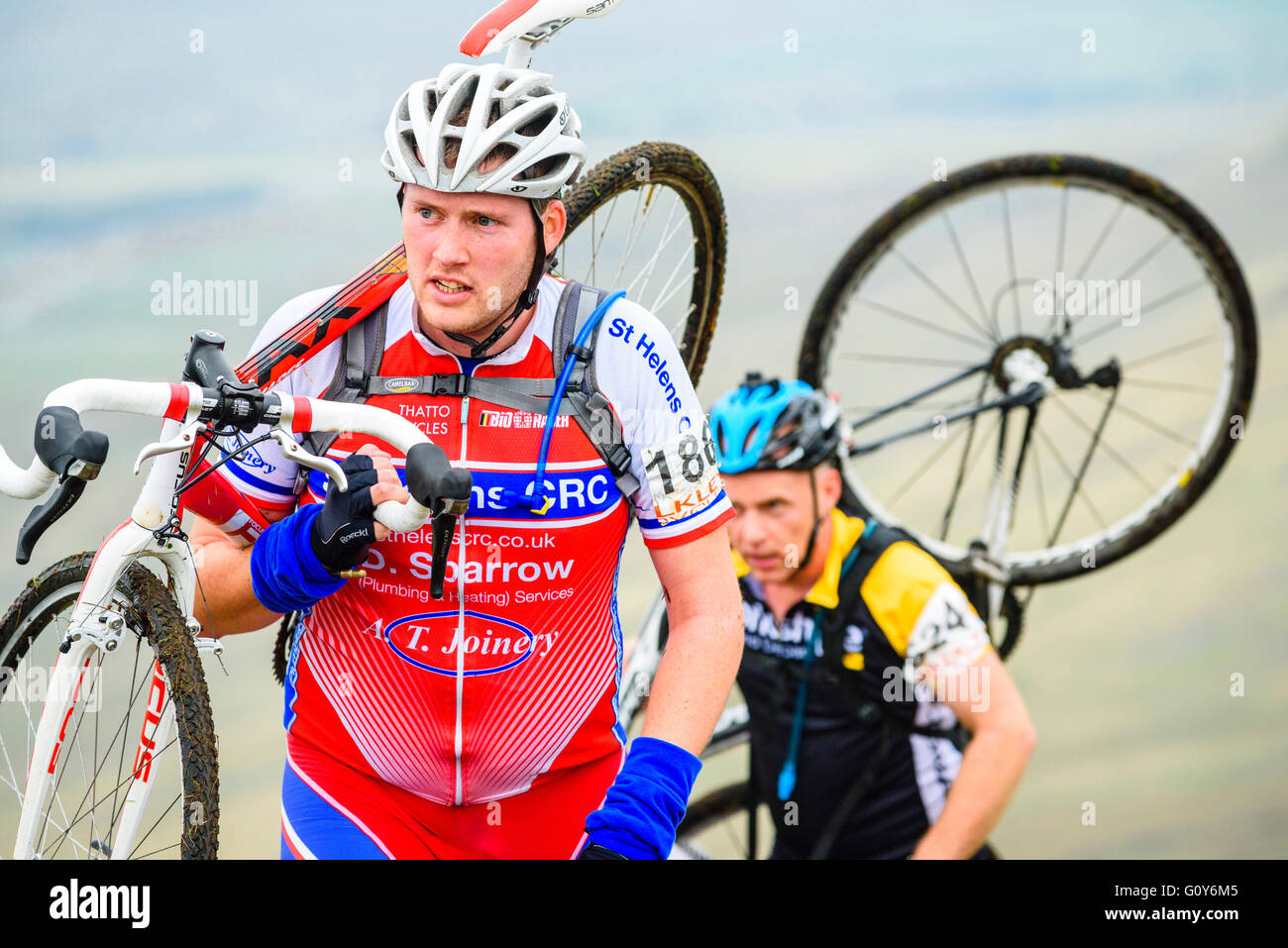 Riders Ingleborough ascendente en el 2015 Tres Picos ciclocross raza, un evento anual sobre tres montañas Yorkshire Foto de stock