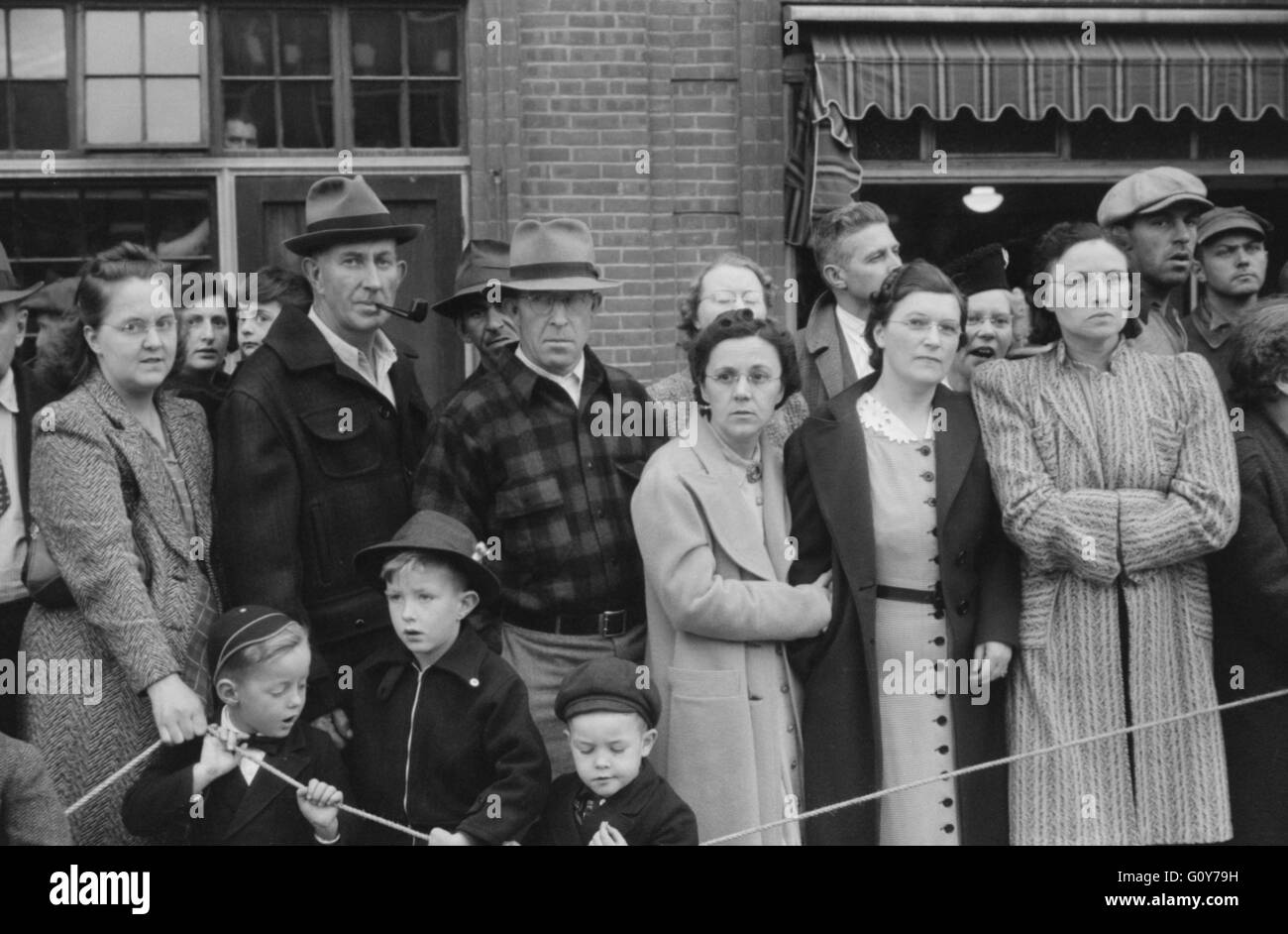 Los espectadores en el Concurso Anual de laminación de barril, Presque Isle, Maine, Estados Unidos, por Jack Delano para la Farm Security Administration, octubre de 1940 Foto de stock
