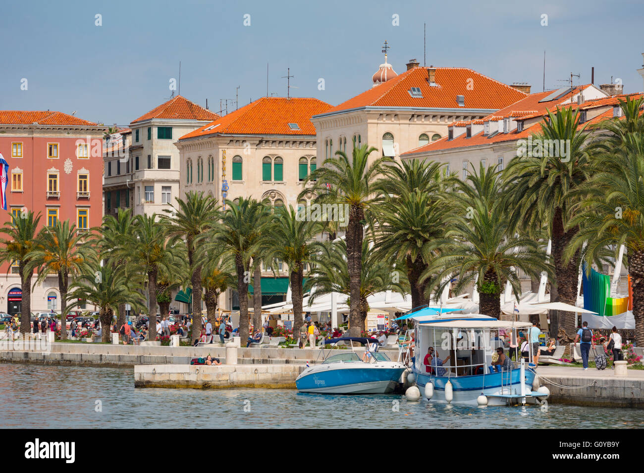 Split, la costa Dálmata, Croacia. El puerto. El centro histórico de Split es un sitio del Patrimonio Mundial de la UNESCO. Foto de stock