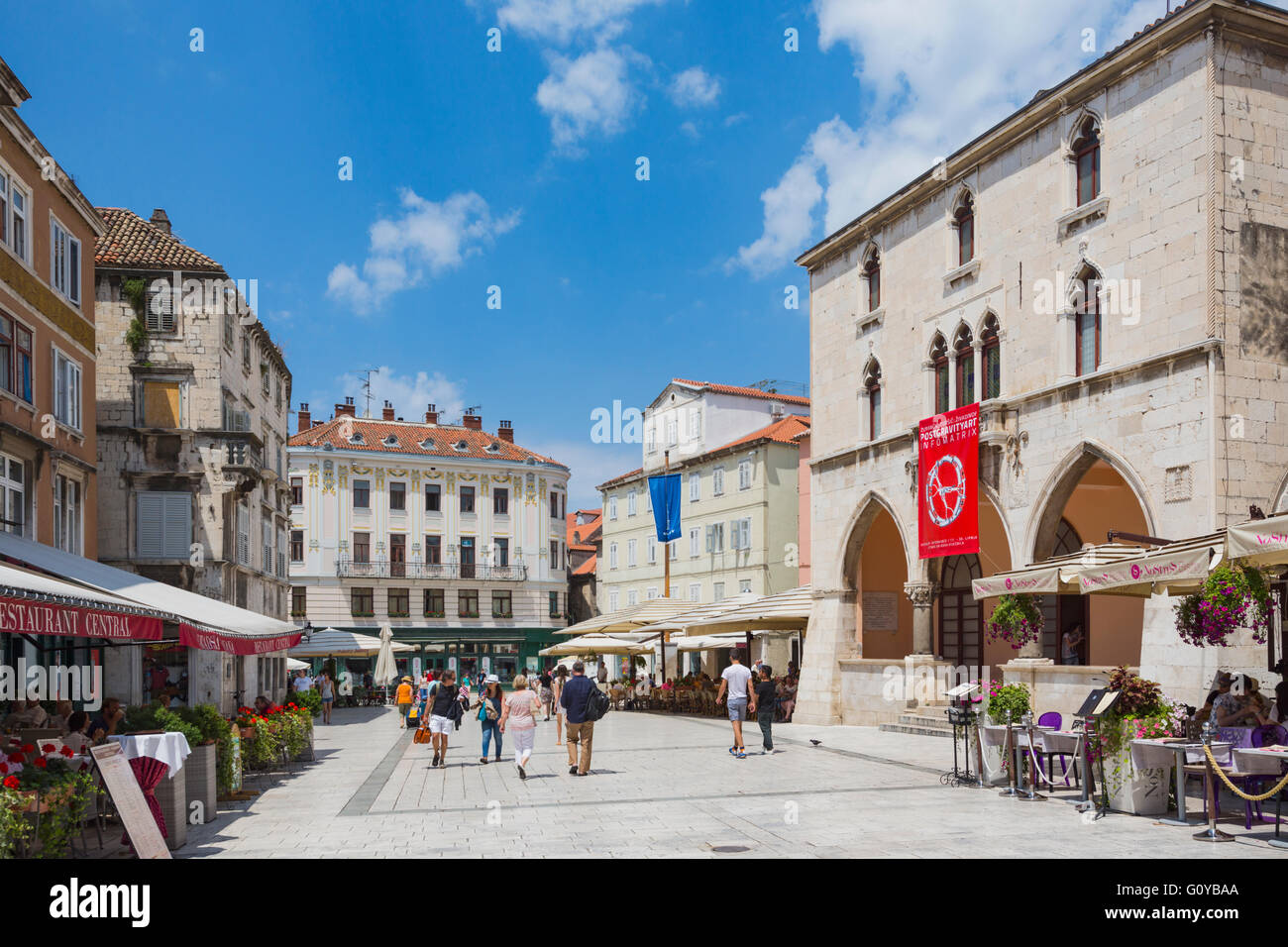 Split, la costa Dálmata, Croacia. La plaza del pueblo. La bandera roja cuelga desde el siglo XV Ayuntamiento renacentista. Foto de stock