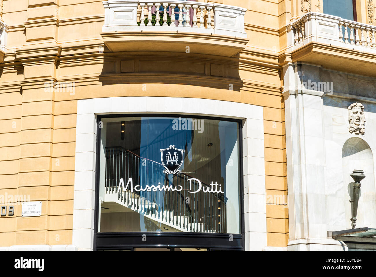 Massimo Dutti situado en el Passeig de Gracia, uno de los más caros en las  calles de Europa en Barcelona, Cataluña, España Fotografía de stock - Alamy