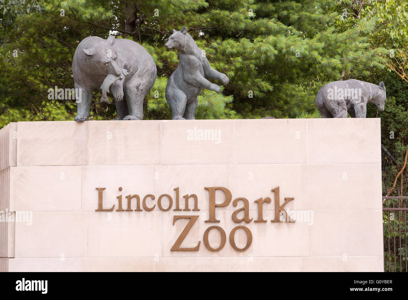 Firmar y escultura de osos en el Lincoln Park Zoo de Chicago, Illinois, EE.UU. Foto de stock
